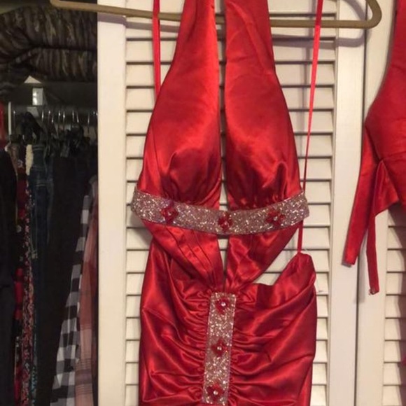 BEAUTFUL RED DRESS - Picture 2 of 4